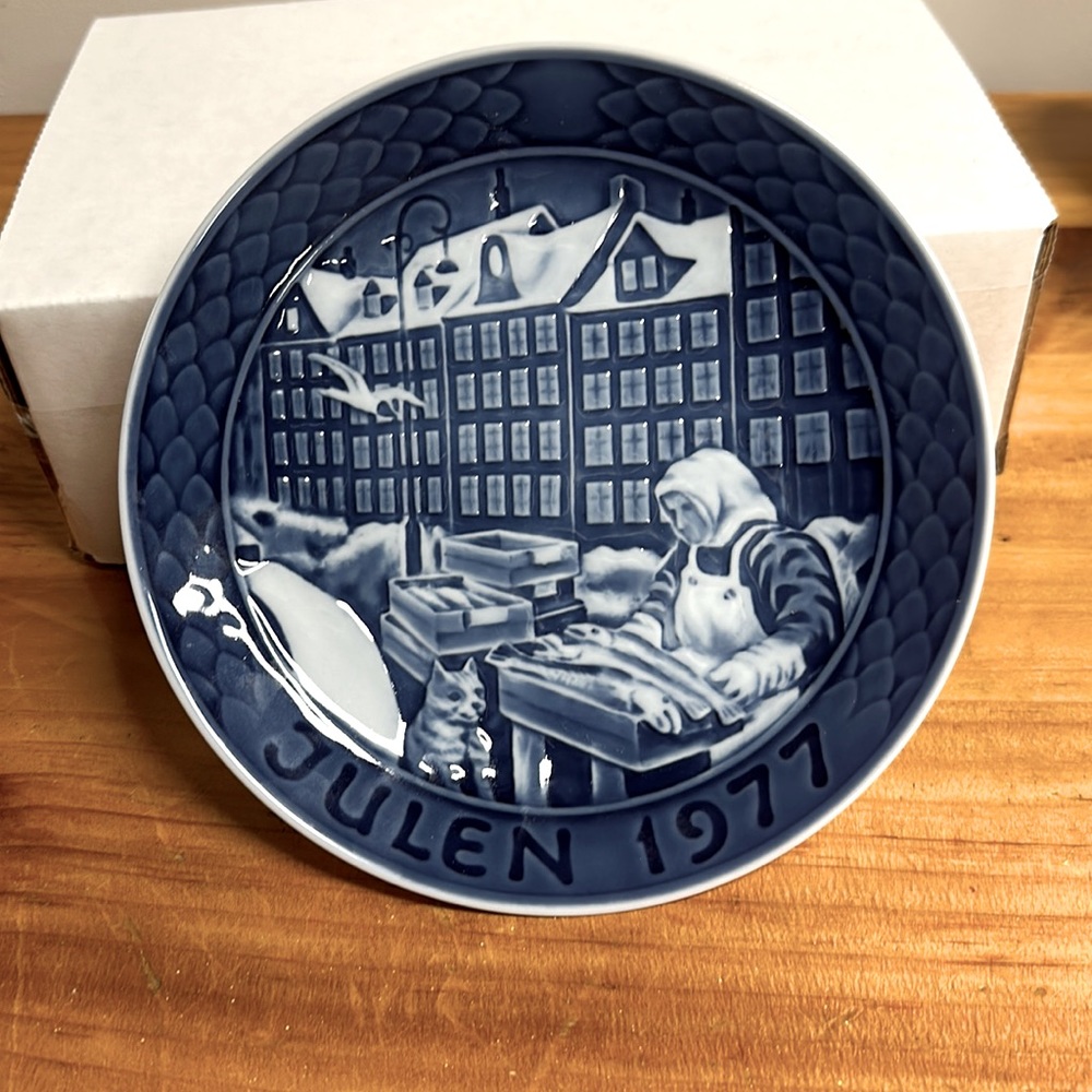 Bing & Grondahl , Jules 1977 , White and Blue Christmas Plate